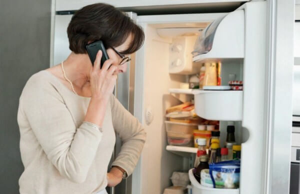 Nguồn điện cấp cho tủ lạnh gặp sự cố khiến ngăn mát tủ lạnh không lạnh